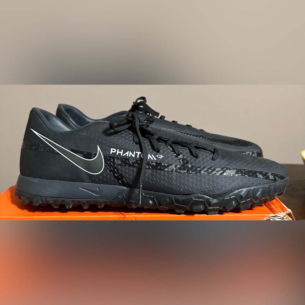 Nike Phantom GT2 Black Athletic Shoes
Size 13. Smoke free home.